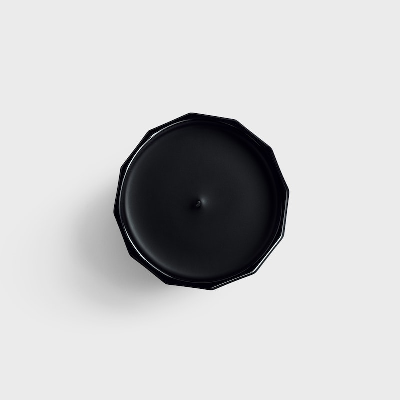 tambour noir
perfumed candle 8.4 oz